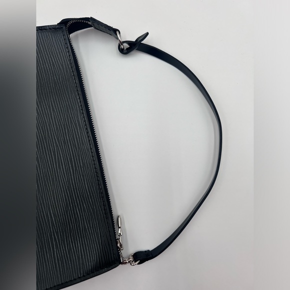♥️🌹LOUIS VUITTON POCHETTE EPI BLACK🌹♥️ - Picture 6 of 14
